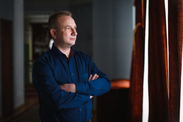 «Сцена театра напоминает корабль». Технический директор Пермской оперы — о сложных декорациях, жаре на сцене и театральном трюме