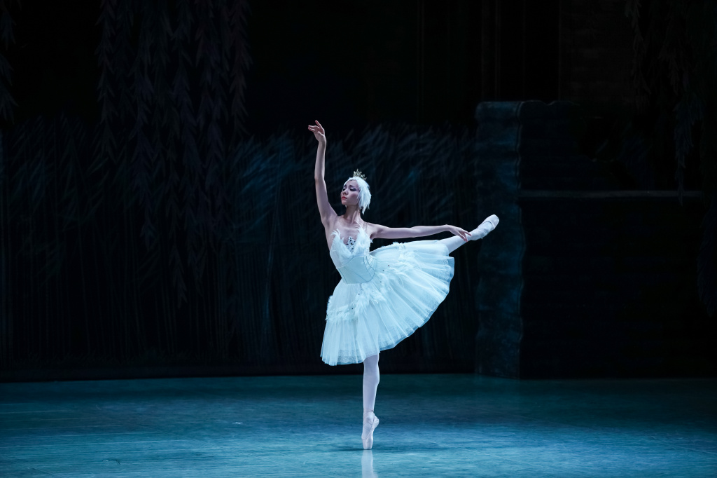 Булган_Рэнэндорж_в_балете_Лебединое.jpg