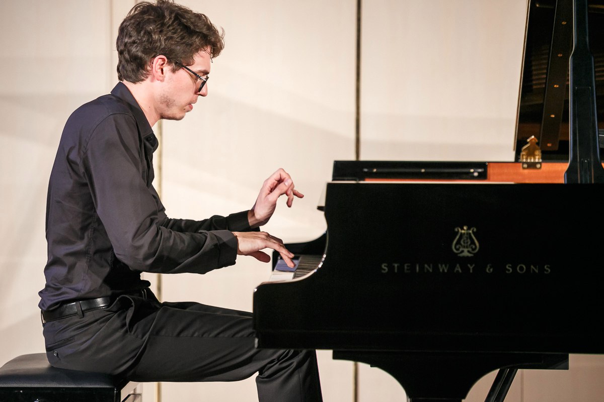 Трансляция. Сольный концерт Люка Дебарга (фортепиано)